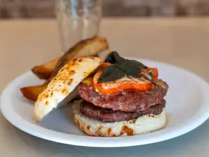 Burger Italia con papas rústicas