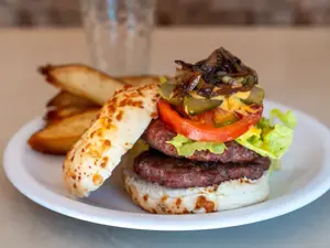 Burger Sevilla con papas rústicas
