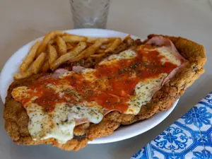 Milanesa napolitana con guarnición