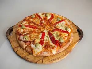 Pizza muzzarella con jamón y morrón
