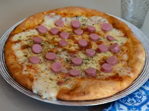 Pizza muzzarella con salchicha