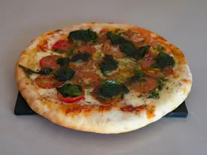 Pizza napolitana con albahaca