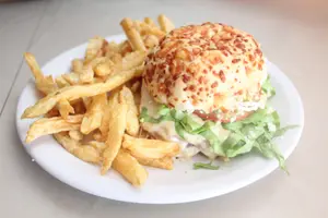 Sándwich De Hamburguesa Jamón Y Queso Con Papas Fritas
