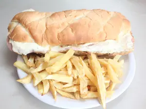 Sándwich de milanesa con jamón y queso con papas fritas