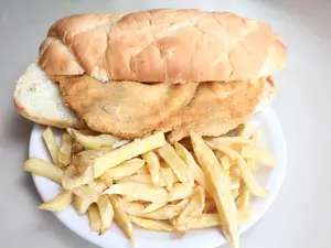 Sándwich de suprema con papas fritas