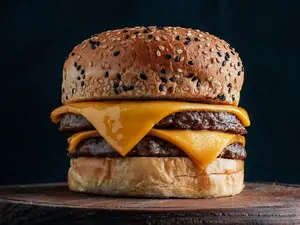 Burger doble con papas fritas