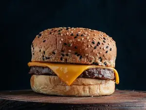 Burger sencilla con papas fritas