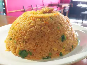 Menestra y filete de pescado