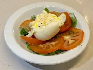 BURRATA CON TOMATE Y RUCULA