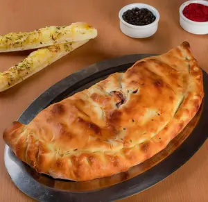Calzone con muzzarella y jamón