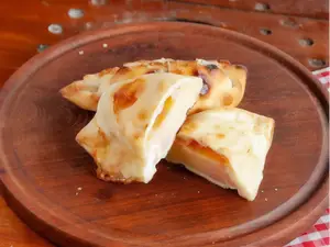 Emp muzzarella, jamón y huevo