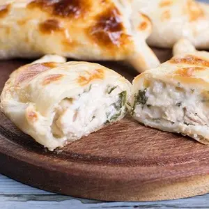 Empa de pollo y salsa blanca