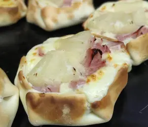 Empanada de jamón y ananá