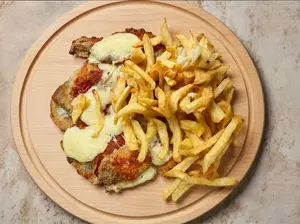 Milanesa napo (2 )fritas y pan