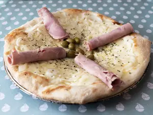 Fugazzeta con jamón