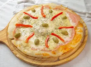 Pizza con jamón y morrón
