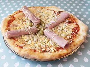 Pizza jamón y huevo