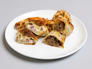 12 empanadas + 2 de regalo