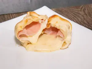 Empanada de jamón y queso