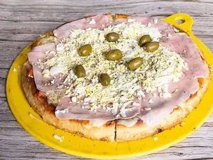 Pizza con jamón y huevo