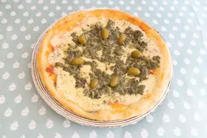 Pizza con verdura, salsa blanca y parmesano