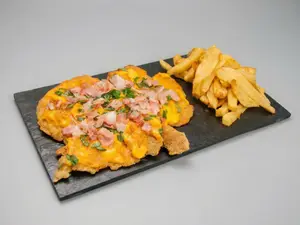 Suprema con cheddar y panceta con guarnicion