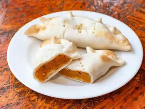 Empanada de calabaza, queso Port Salut y oregano