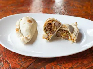 Empanada de carne cortada a cuchillo