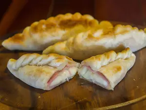 Empanada de jamon y queso