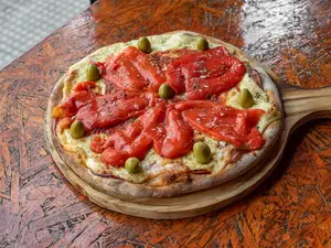 Pizza con jamon y morron