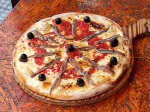 Pizza con muzzarella con anchoas