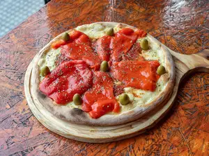 Pizza con muzzarella y morron