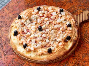 Pizza con palmitos y salsa golf