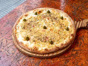 Pizza con provolone gratinado