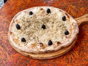 Pizza fugazza con cebolla y aceitunas negras