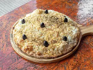 Pizza fugazzeta rellena de queso, jamon, morrones y tomate