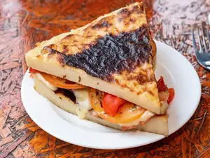 Porcion faina rellena calabresa