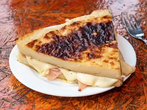 Porcion faina rellena de jamon y queso