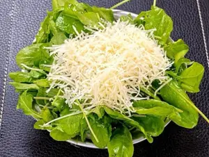Ensalada de rucula y parmesano