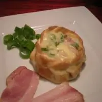 Canasta con crema de verdeo al vino