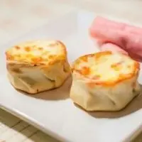 Canasta con jamón y queso