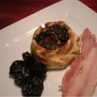 Canasta con panceta y ciruela