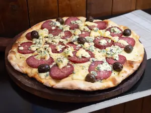 Pizza calabresa al roquefort