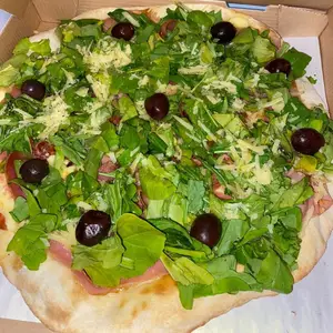 Pizza de jamón crudo y rúcula