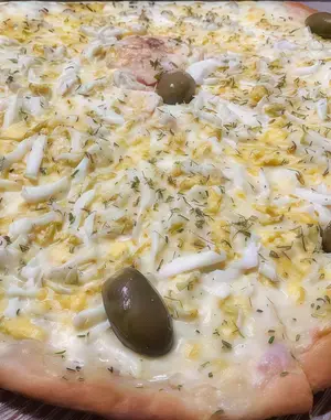 Pizza de muzzarella y huevo