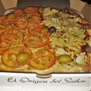 Pizza de napolitana mitad fugazzeta