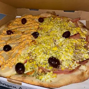 Pizza de palmitos con jamón mitad jamón y huevo