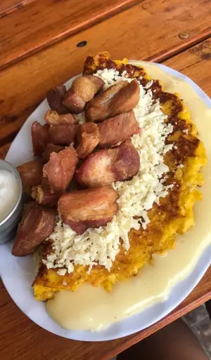 Cachapa Con Queso Y Cochino Frito