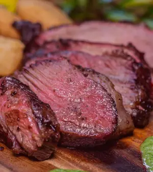 Carne A LA ESTACA Con Yuca Y Ensalada