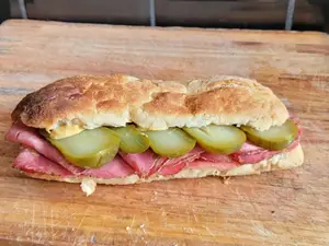Sandwich Ciabatta Pastron/Pepinillos/Mostaza